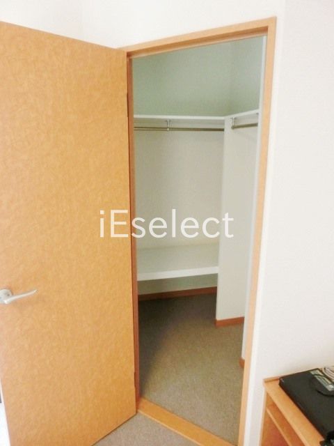 収納　奥行きのあるウォークインクローゼット。