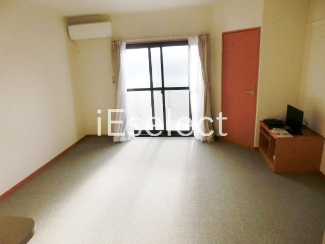 居室・リビング　家電はテレビ・洗濯機・冷蔵庫・レンジ・照明付きです。