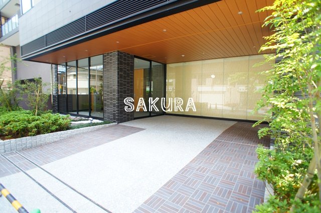 エントランス　重厚感のある建物デザイン♪