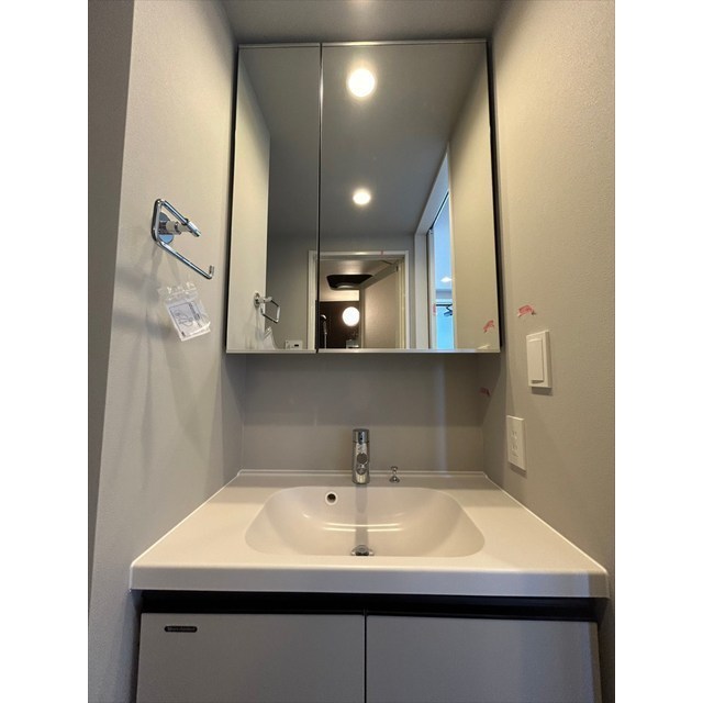 洗面設備　明るい洗面所です