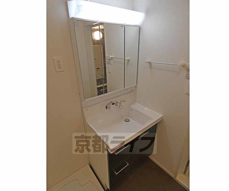 洗面設備　独立洗面台になります。