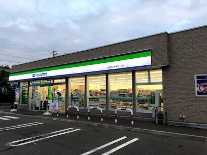 コンビニ　ファミリーマート札幌北36条東20丁目店（コンビニ）まで434m