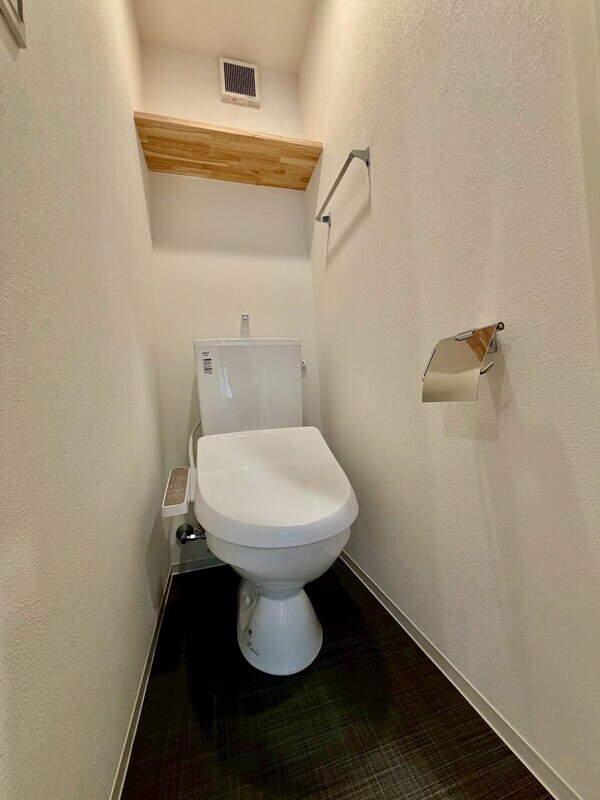 トイレ　白基調で清潔感のある空間