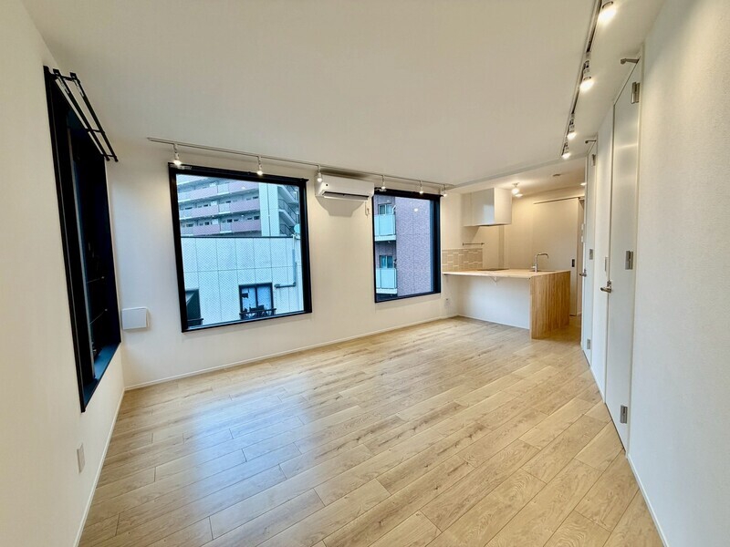 居室・リビング　大きな窓が昼間は明かりいらず　※３０２号室の写真です