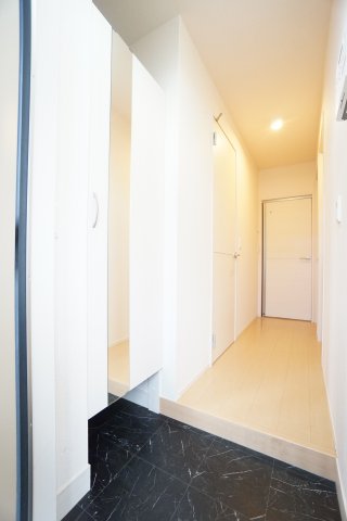玄関　※同物件・同タイプの写真です。