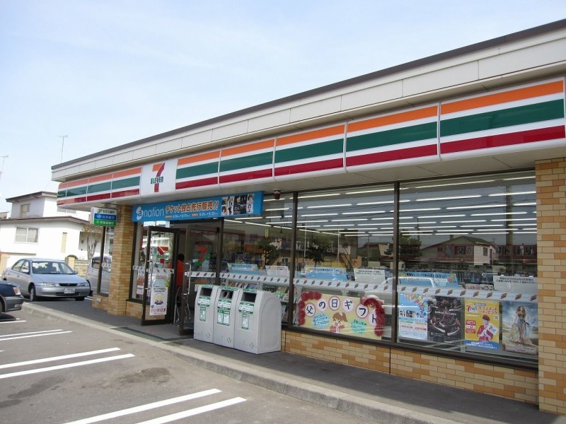 コンビニ　セブンイレブン苫小牧しらかば町店（コンビニ）まで176m