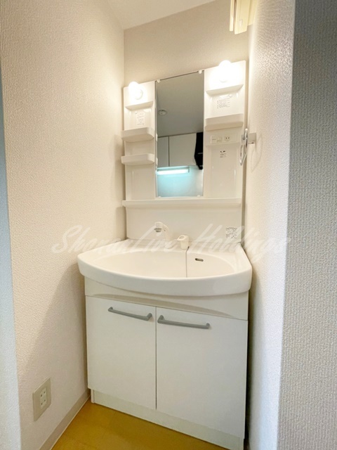 洗面設備　明るい洗面所です