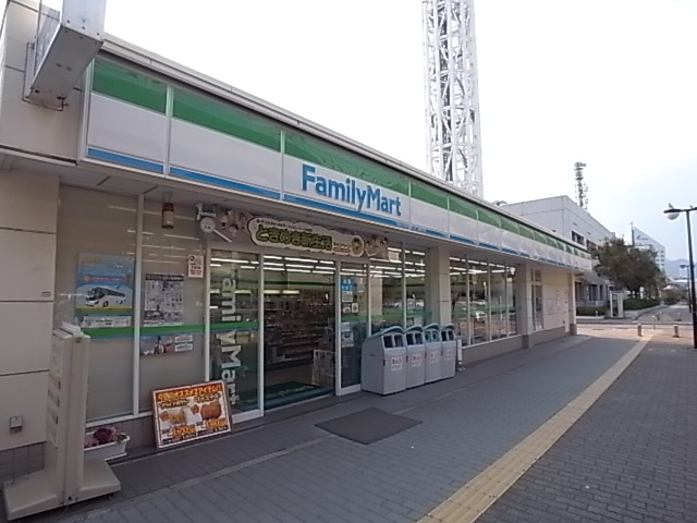 コンビニ　ファミリーマート（コンビニ）まで1090m