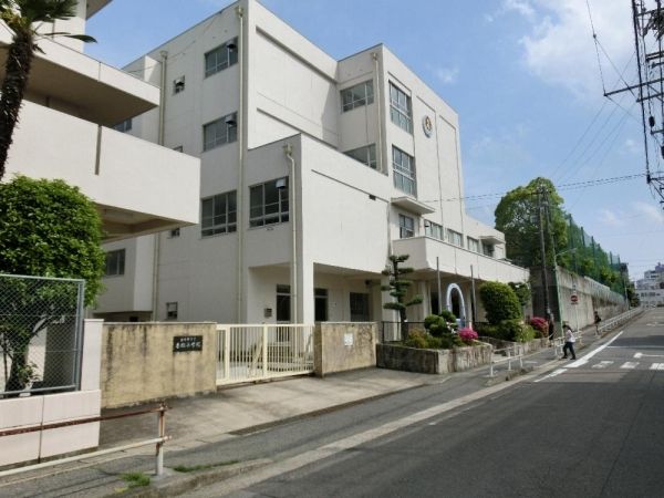 小学校　本郷小学校（小学校）まで550m