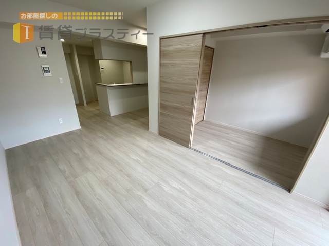 居室・リビング　日が差し込む明るいお部屋です。