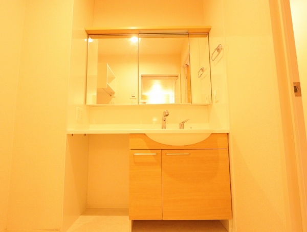 洗面設備　独立洗面台で朝の準備も快適です♪