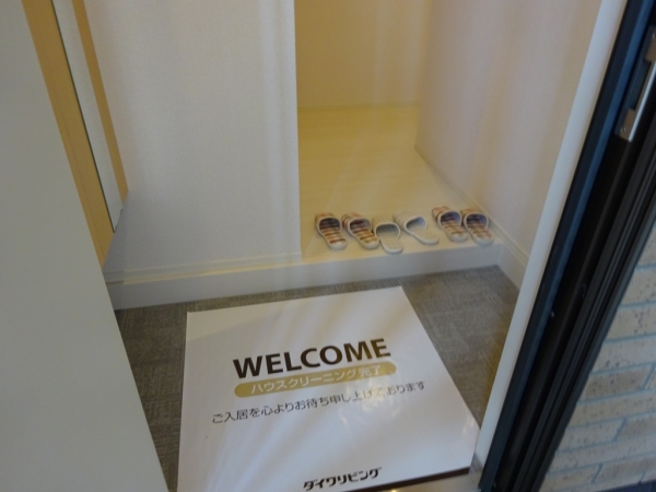 玄関　玄関を入るとホールがあります