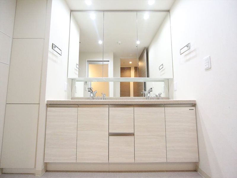 洗面設備　脱衣所　独立洗面台（シャンプードレッサー付）収納スペース有