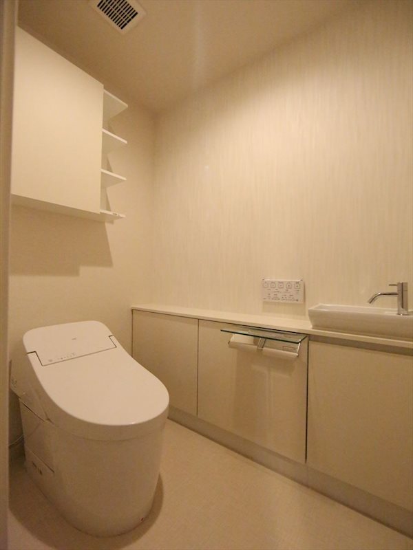 トイレ　温水洗浄暖房便座付トイレ