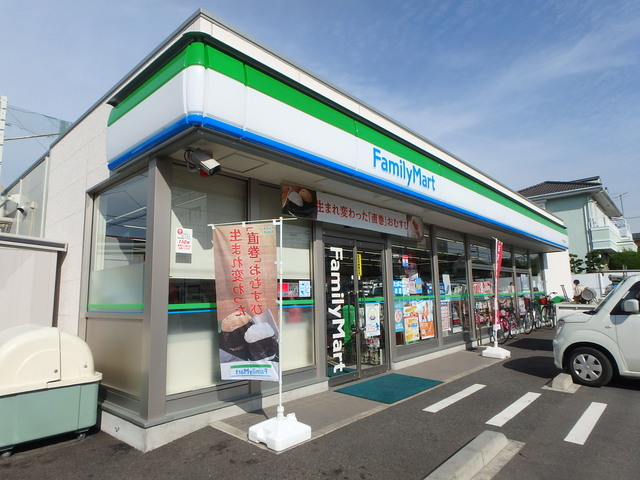 コンビニ　ファミリーマート六木四丁目店（コンビニ）まで784m