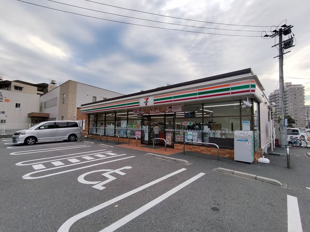 コンビニ　セブン-イレブン 小倉真鶴２丁目店（コンビニ）まで610m