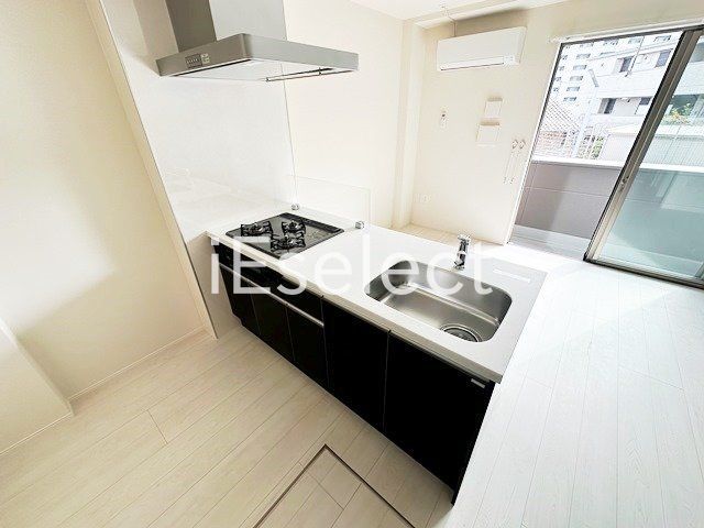 キッチン　3口システムキッチン付き。調理スペースあって料理も楽々♪