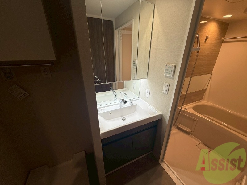 洗面設備　洗面台は独立洗面台です。毎日の暮らしが快適になりますね。