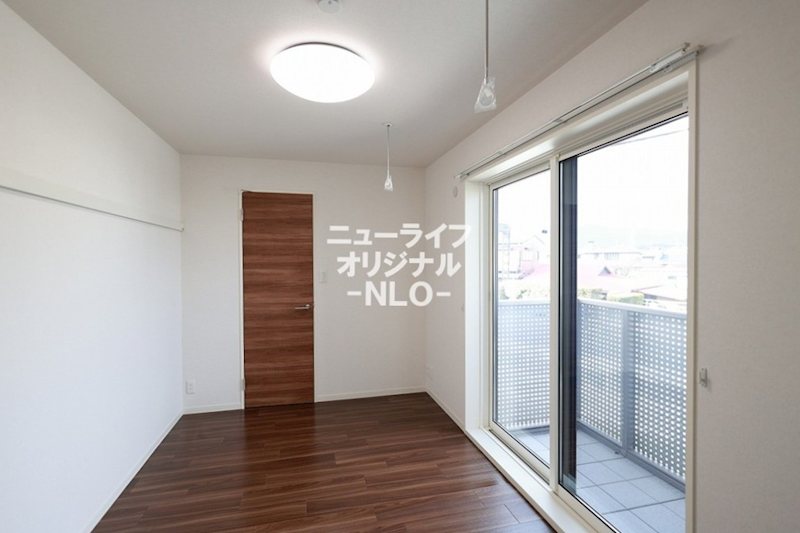 その他部屋・スペース　大きな窓から明るい陽光が差し込みます☆