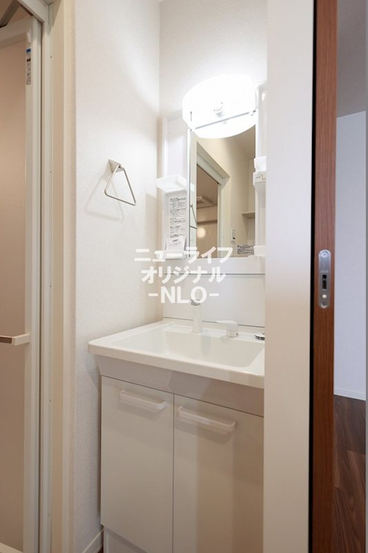 洗面設備　忙しい朝の身支度に便利なシャワー付き洗面台☆