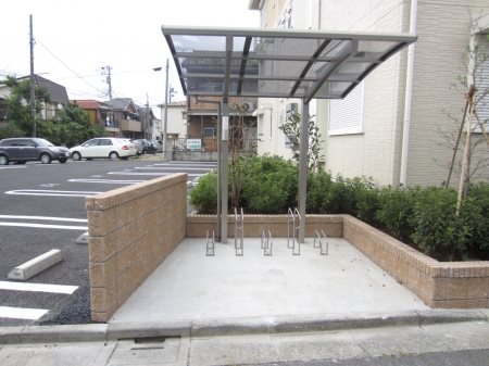 駐車場　屋根付き駐輪場あり♪