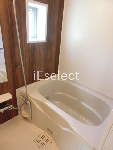 バス・シャワールーム　窓付きのバスルーム