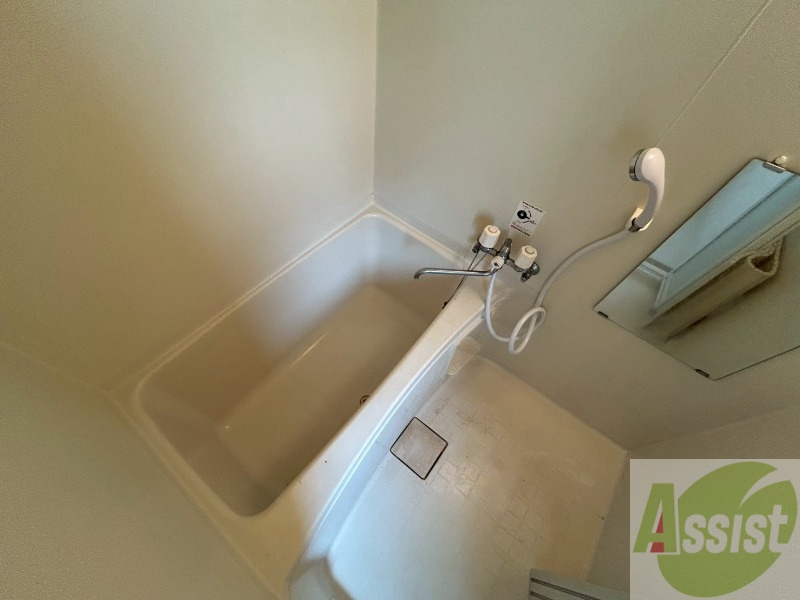 バス・シャワールーム　バスルームは狭すぎず、シャワーも浴びやすそうです。