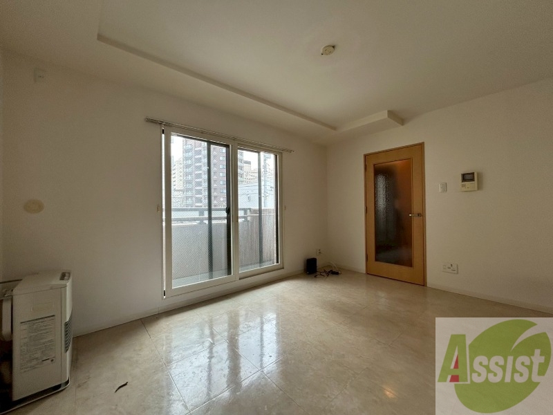 居室・リビング　１０．８帖のＬＤＫ。引き戸を開けると解放感があります。