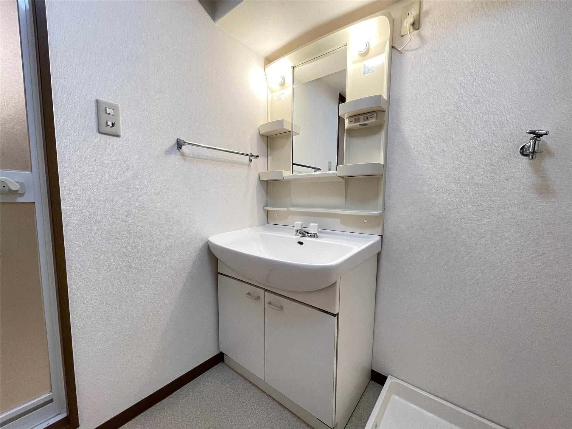 洗面設備　身支度に便利な独立洗面台があります☆