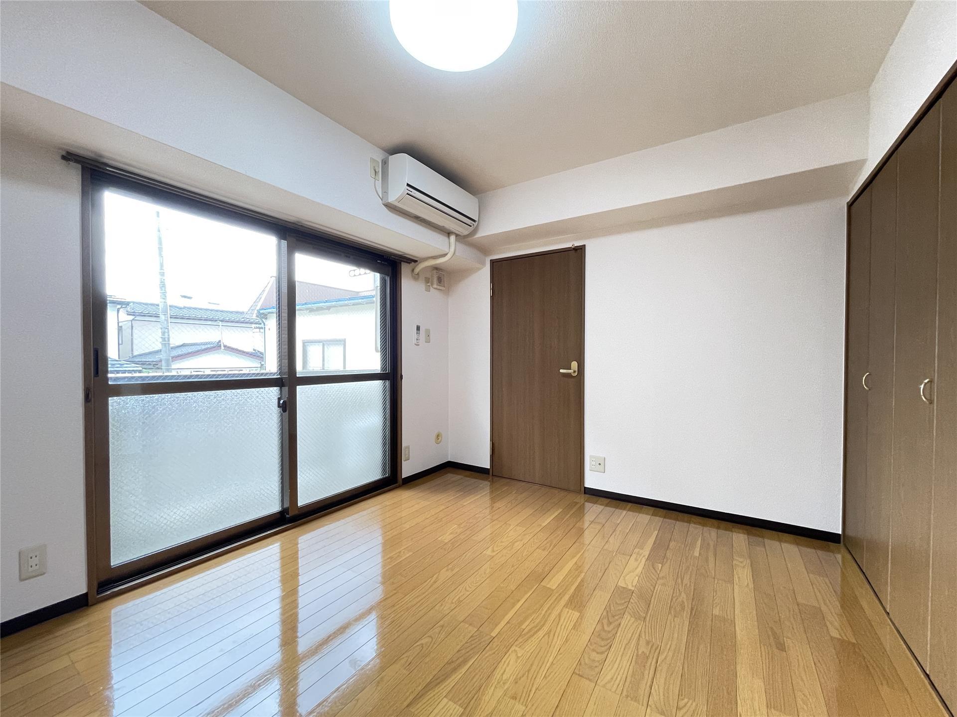 居室・リビング　大きな窓で日当り良好☆エアコン1台完備です！