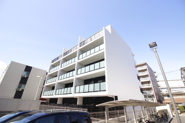 建物外観　★青空の映える白を基調としたお洒落な外観です★