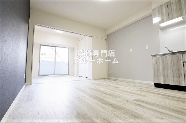 居室・リビング　壁紙がおしゃれな8.5帖のリビング！