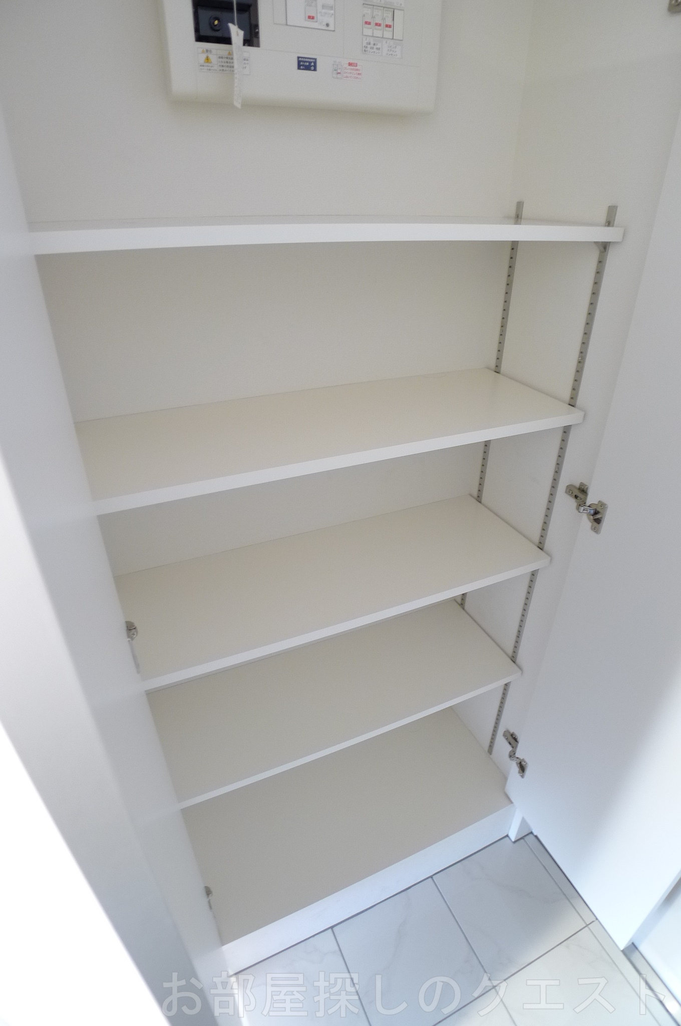 玄関　(写真は同タイプ）