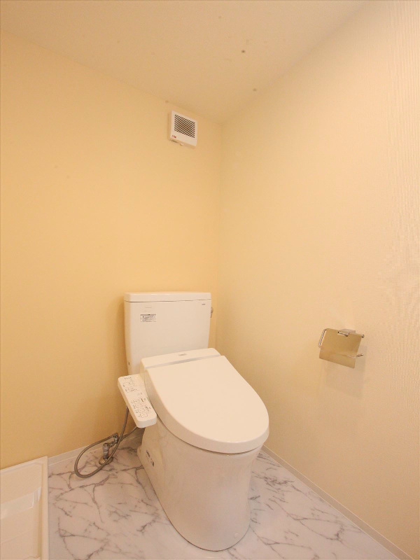 トイレ　温水洗浄便座機能付トイレ