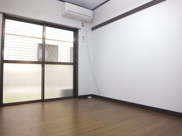 居室・リビング　６帖の洋室はエアコン付きで快適です。