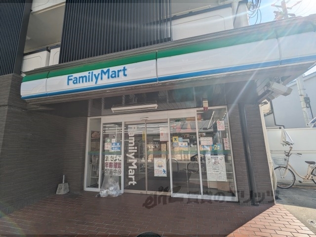 コンビニ　ファミリーマート東大阪近江堂店（コンビニ）まで700m