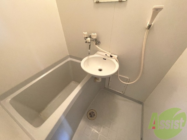 バス・シャワールーム　浴槽付きのお風呂です。ここで一日の疲れを癒しましょう。