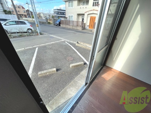 バルコニー　バルコニーはありません。目の前が駐車場です。