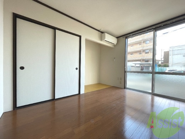 居室・リビング　別の角度からの７帖の洋室です。床の間がありますね。