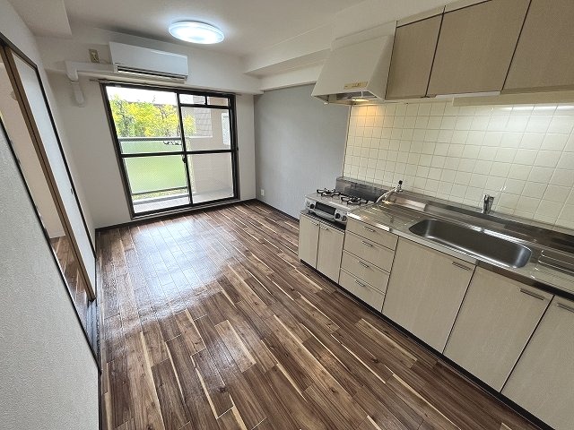 居室・リビング　こちらのリビングで趣味の時間をお楽しみください