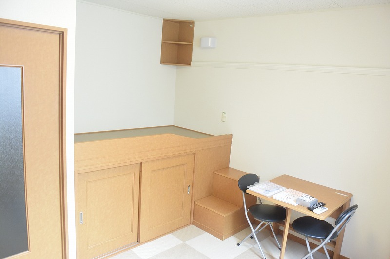 居室・リビング　絨毯の柄はお部屋により異なる場合があります。