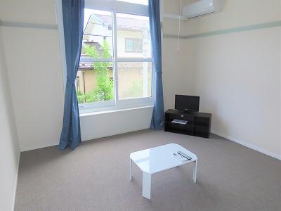 居室・リビング　カーテンやテーブル、テレビも備え付けです