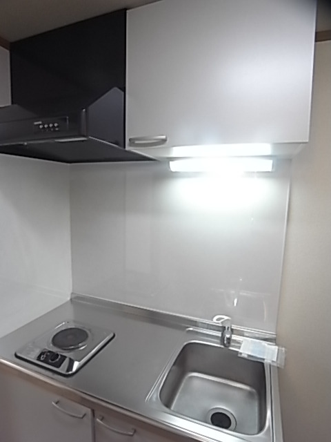 キッチン　お掃除のしやすい電気コンロ。一人暮らしには安心です