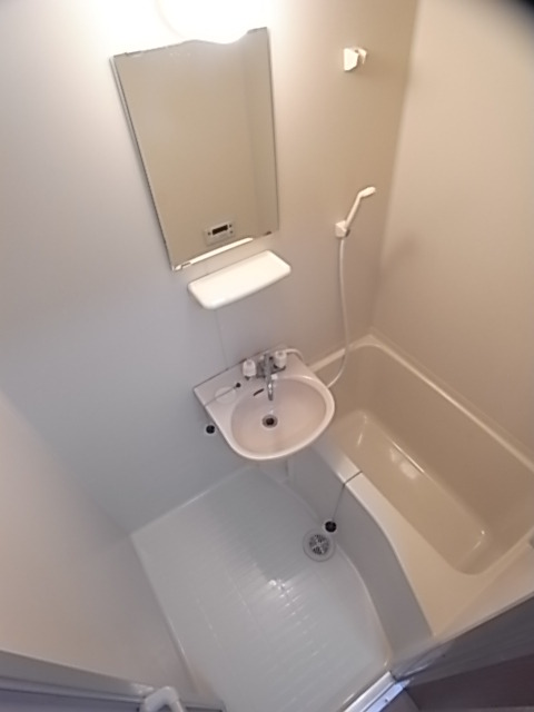 バス・シャワールーム　お風呂・トイレ別のセパレートはいいですね。