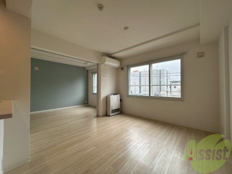 居室・リビング　フローリングや壁の色がお洒落な印象のリビングです。