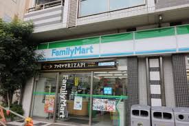 コンビニ　ファミリーマート市谷柳町店（コンビニ）まで528m