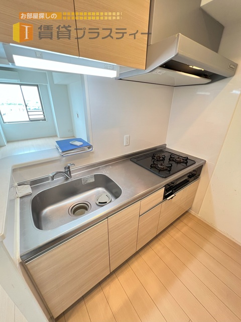 キッチン　グリルが有るのでトースター要らずの３口コンロ。