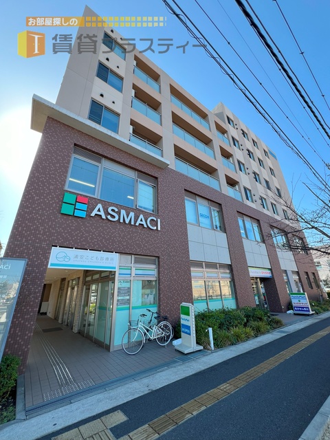 建物外観　前はスーパー、下はコンビニ、至れり尽くせりです。