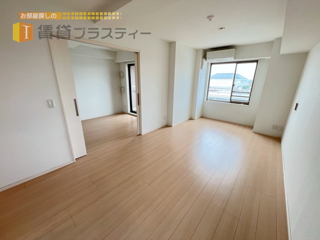 居室・リビング　開放感溢れるシンプルなお部屋です。