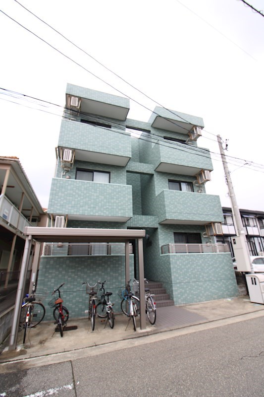建物外観　3階建て、最上階のお部屋です。